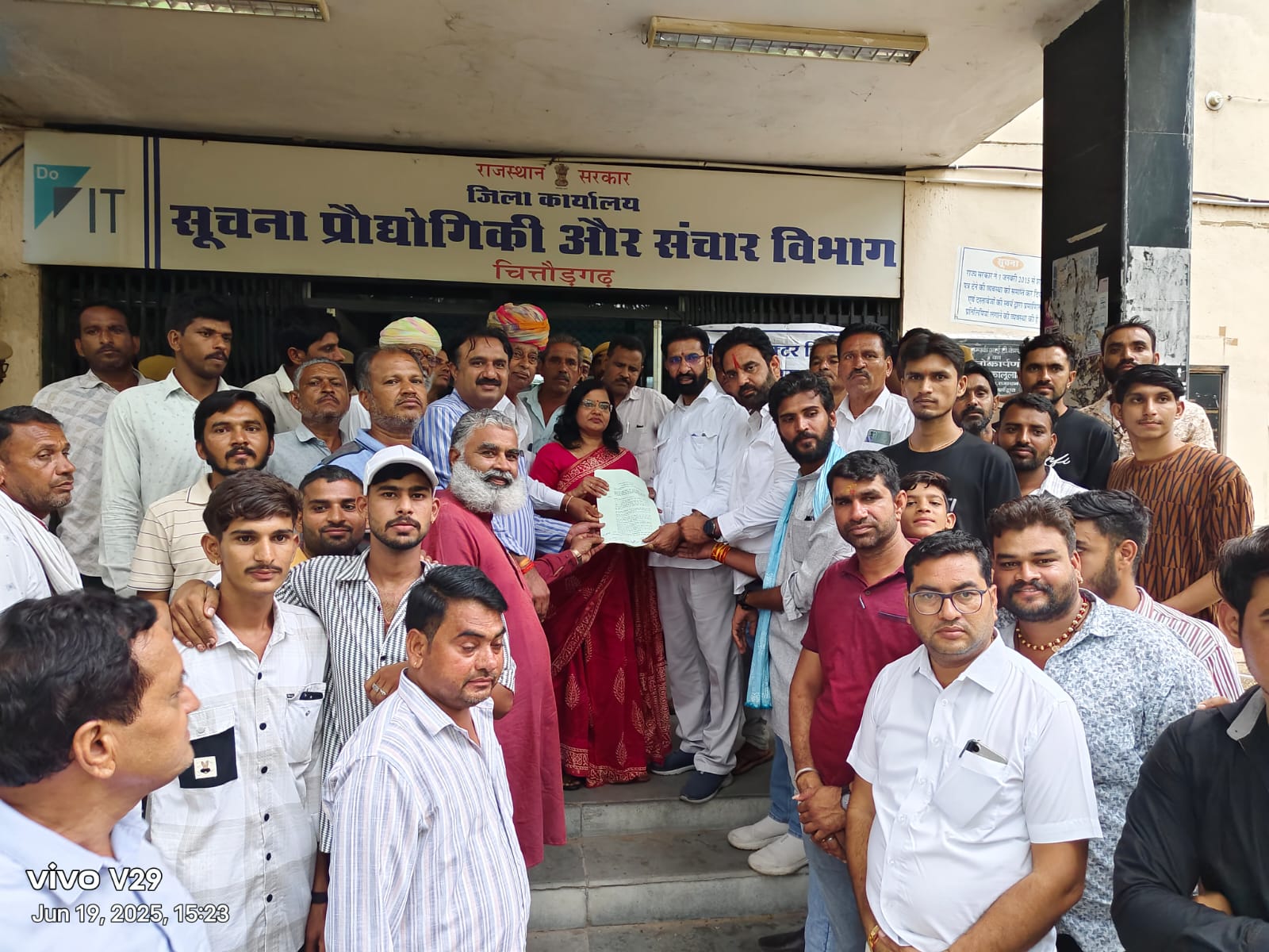 चित्तौड़गढ़ - नारकोटिक्स पर गलत कार्यवाही का आरोप लगा प्रदर्शन, कपासन विधायक बोले किसानों से वसूली कर रहे अधिकारी