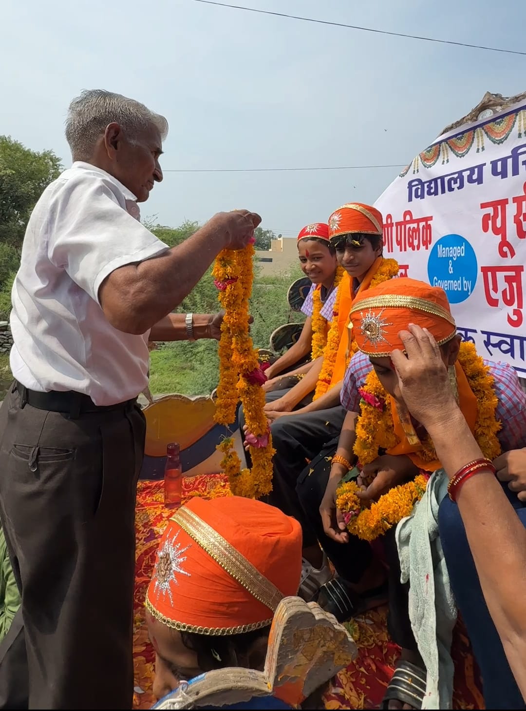 चित्तौड़गढ़ - न्यू सीकर एकेडमी द्वारा टॉपर स्टूडेंट का विजय जुलुस निकाल कर किया सम्मानित