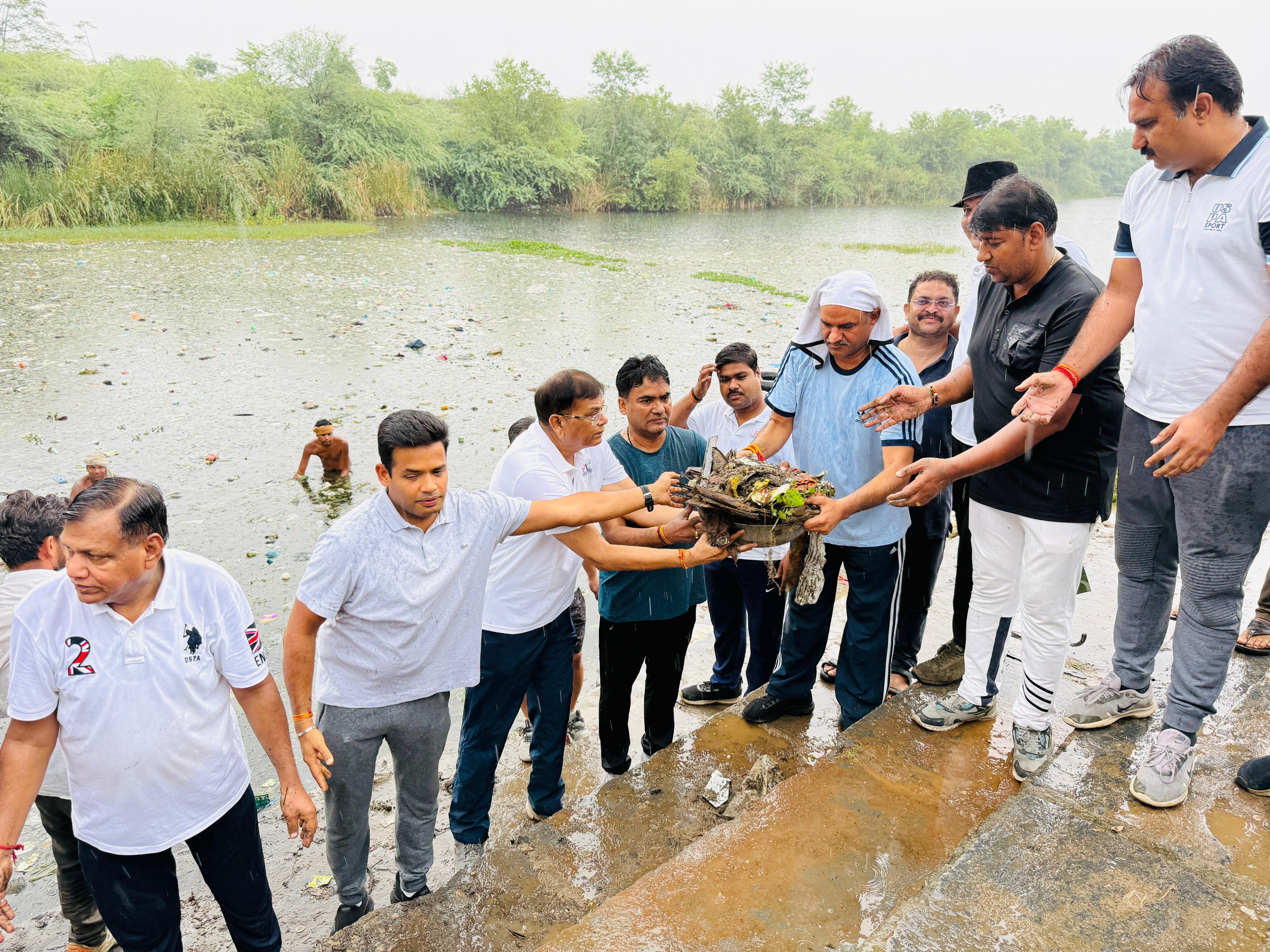 चित्तौड़गढ़ - वंदे गंगा जल संरक्षण अभियान के तहत बेड़च नदी में चला स्वच्छता अभियान, सांसद-विधायक और जिला प्रशासन की अगुवाई में जुटे सैकड़ों लोग