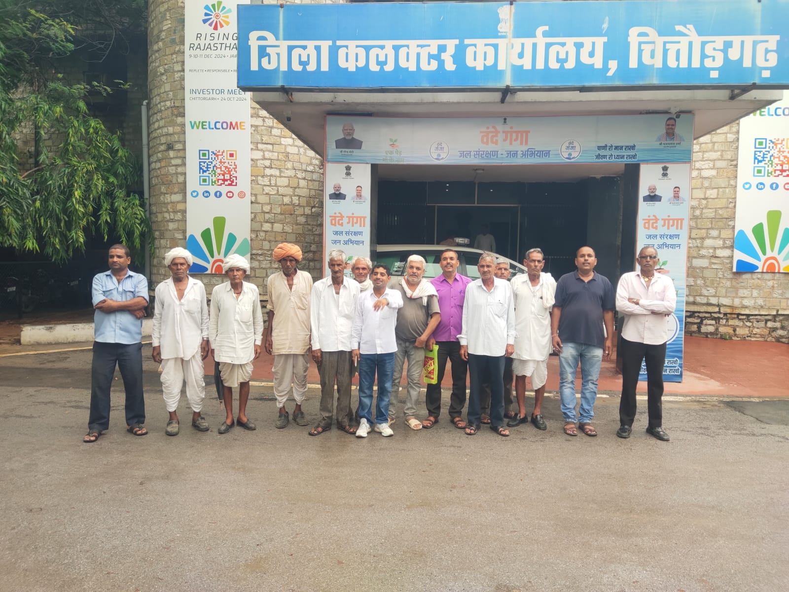 चित्तौड़गढ़ - चारभुजा जी की जमीन से अतिक्रमण हटाने की ग्रामीणों ने की मांग, उपखंड अधिकारी को सौंपा ज्ञापन