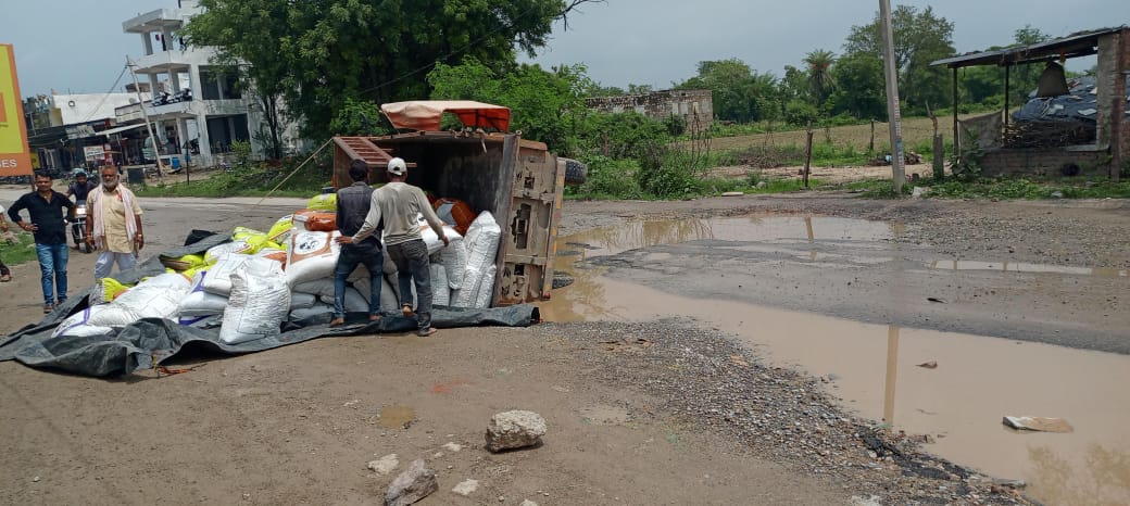 चित्तौड़गढ़ / चिकारड़ा - राजमार्ग पर गड्ढे में गिरा ट्रैक्टर, कोई हताहत नही