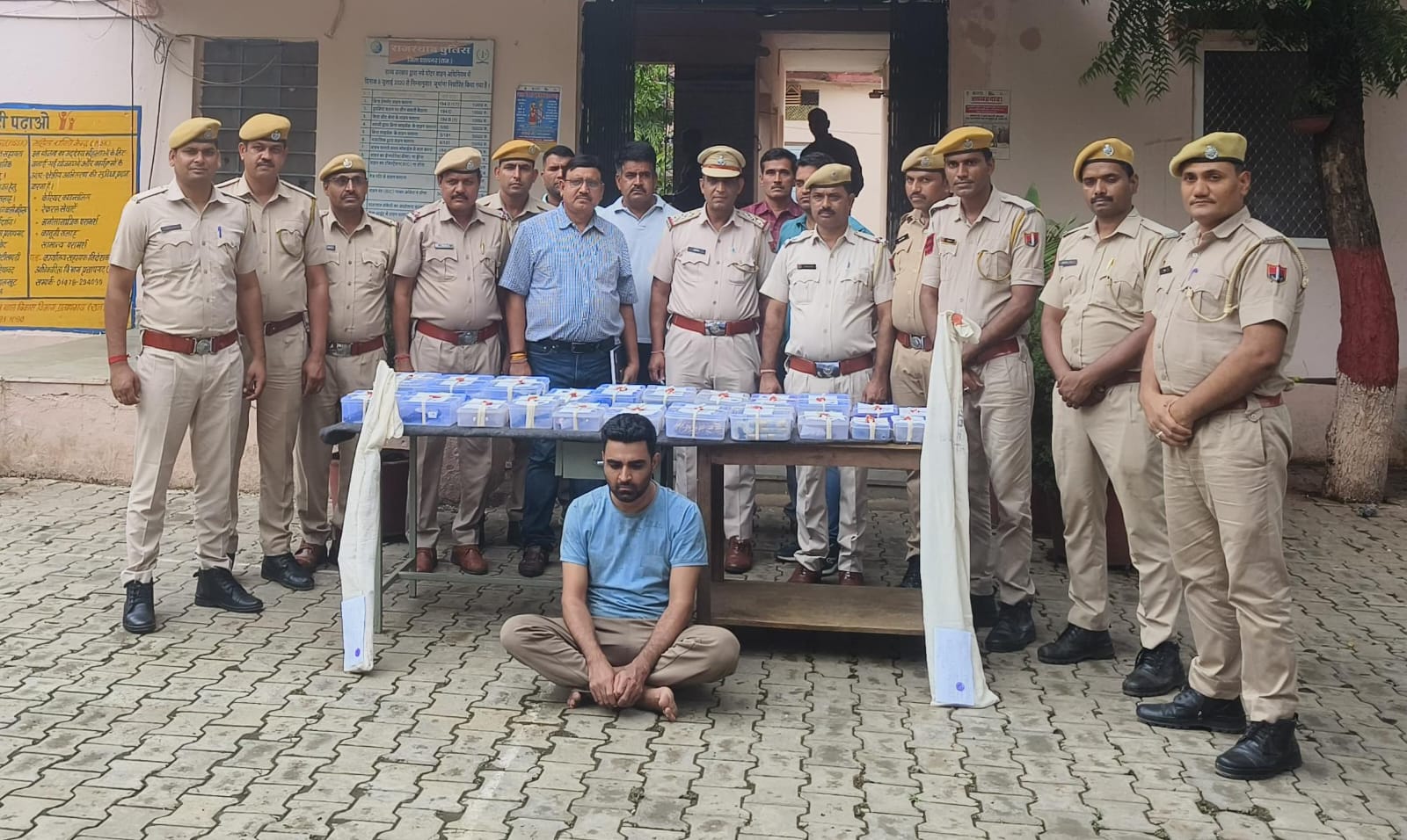 प्रतापगढ़ / छोटीसादड़ी - कुख्यात बदमाश सलमान हथियारों के जखीरे के साथ गिरफ्तार, विदेशी ऑटोमेटिक पिस्टल भारी मात्रा में कारतूस बरामद