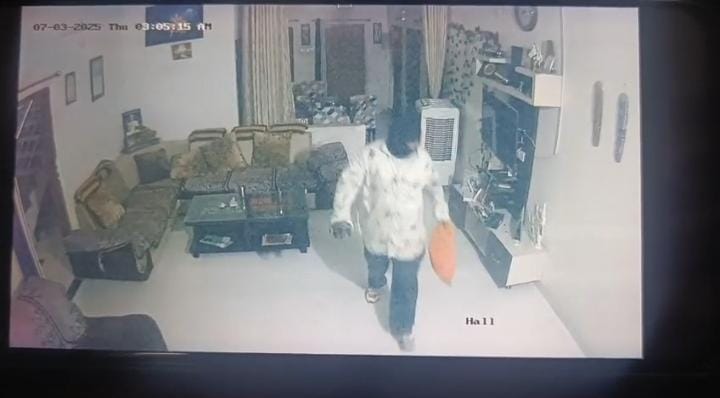 चित्तौड़गढ़ / निम्बाहेड़ा - रिटायर्ड डॉक्टर के सूने मकान में लाखों की चोरी, सीसीटीवी में कैद हुई वारदात