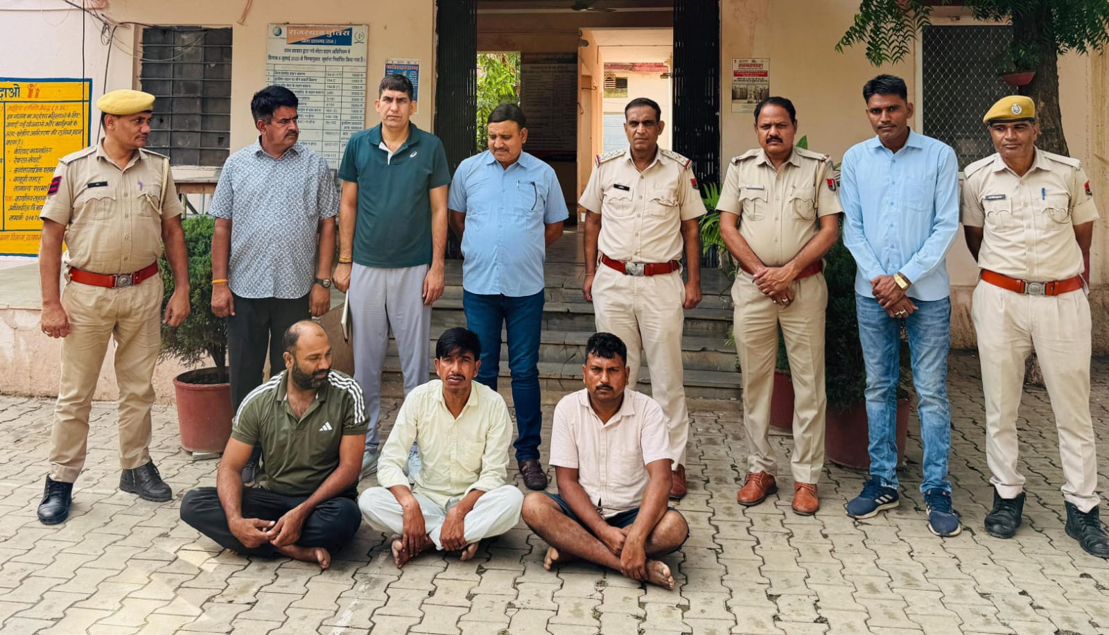 प्रतापगढ़ / छोटीसादड़ी - तीन राज्यों की सीमा पार कर पहुंचते थे हथियार, कुख्यात बदमाश सलमान तक असलहे पहुंचाने वाले तीन आरोपी दबोचे