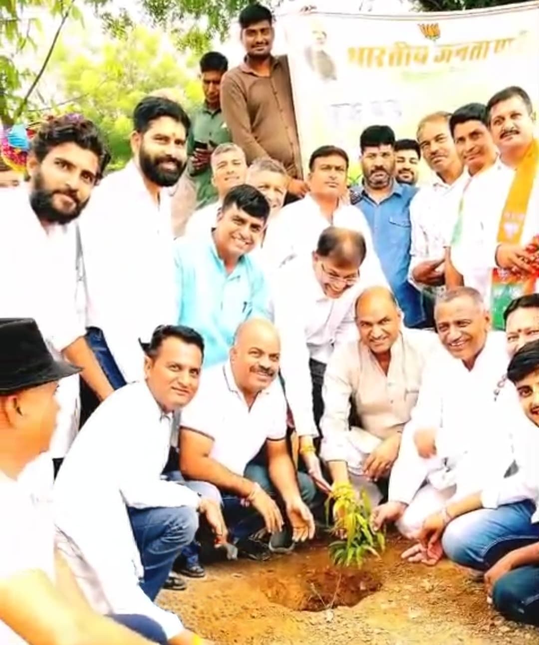 चित्तौड़गढ़ - शंभूपुरा में एक पेड़ मां के नाम के साथ लगा चिकित्सा शिविर