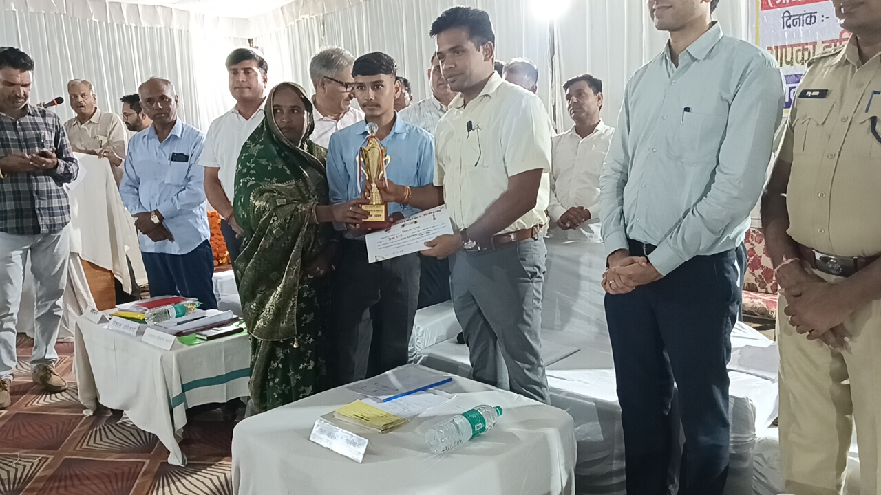 चित्तौड़गढ़ - साड़ास में रात्रि चौपाल ; विद्यार्थियों को मिली प्रेरणा, आमजन की समस्याओं का हुआ त्वरित समाधान
