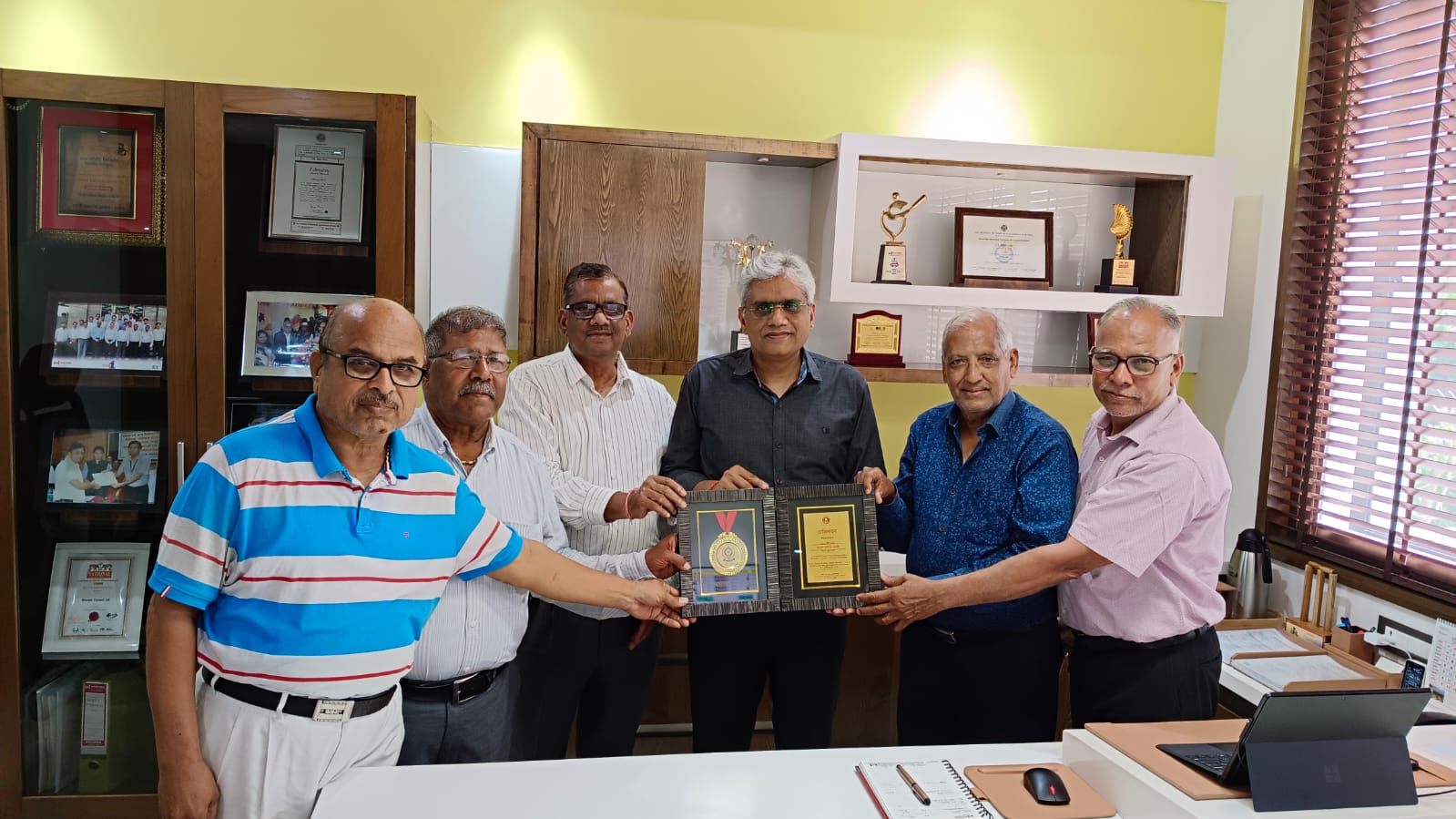 चित्तौड़गढ़ - नेत्र चिकित्सा के क्षेत्र में उत्कृष्ट योगदान हेतु वंडर सीमेंट को महावीर इंटरनेशनल द्वारा किया सम्मानित