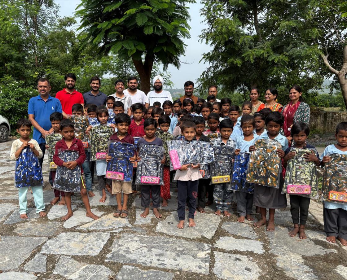 चित्तौड़गढ़ - चित्तौड़गढ़ के बैंकरों ने उठाया शिक्षा संवर्धन का बीड़ा, छात्रों को बांटे बैग व स्टेशनरी