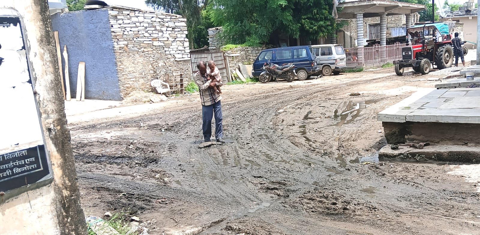 चित्तौड़गढ़ / बिनोता - नाले की सफाई नहीं होने से रास्ते में जमा कीचड़, वार्डवासी परेशान