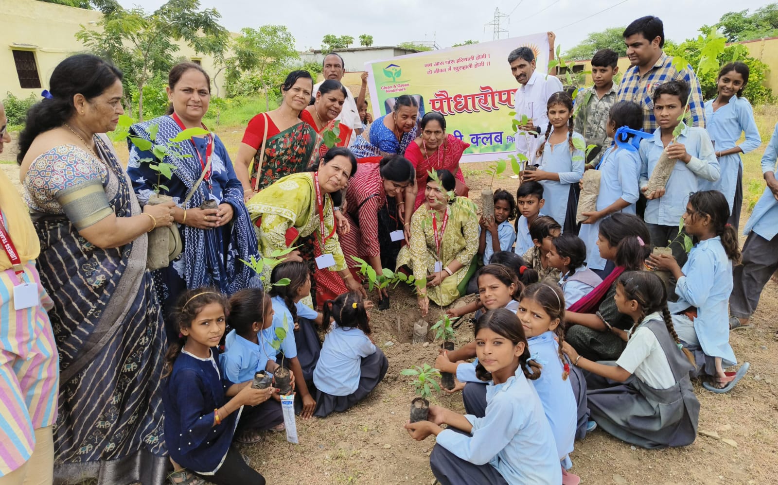 चित्तौड़गढ़ / निम्बाहेड़ा - पौधे लगाकर बच्चों को यूनिफॉर्म और स्टेशनरी सामग्री की वितरित