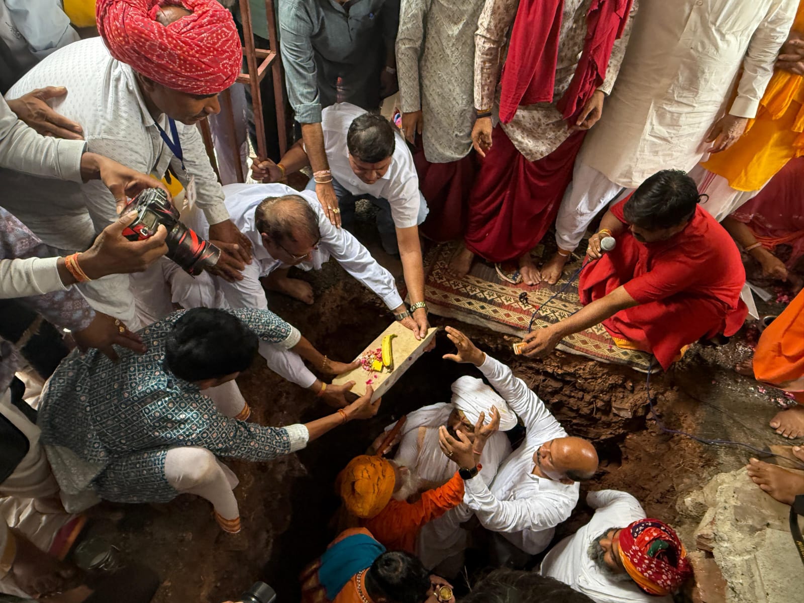 चित्तौड़गढ़ / निम्बाहेड़ा - बाडी चमत्कारिक श्री शनि देव मंदिर के भव्य मंदिर निर्माण हेतु हुआ नींव का मूहर्त