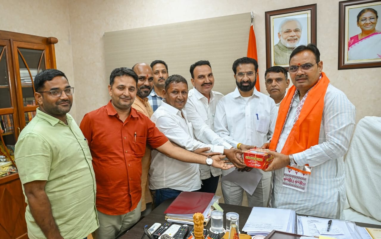 चित्तौड़गढ़ / कपासन - विधायक जीनगर और भाजपा पदाधिकारीयो ने की मुख्यमंत्री से भेंट, संत सम्मेलन का दिया निमंत्रण