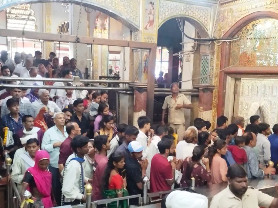 चित्तौड़गढ़ / डेस्क - शनि मंदिर में उमड़ा श्रद्धालुओं का सैलाब 