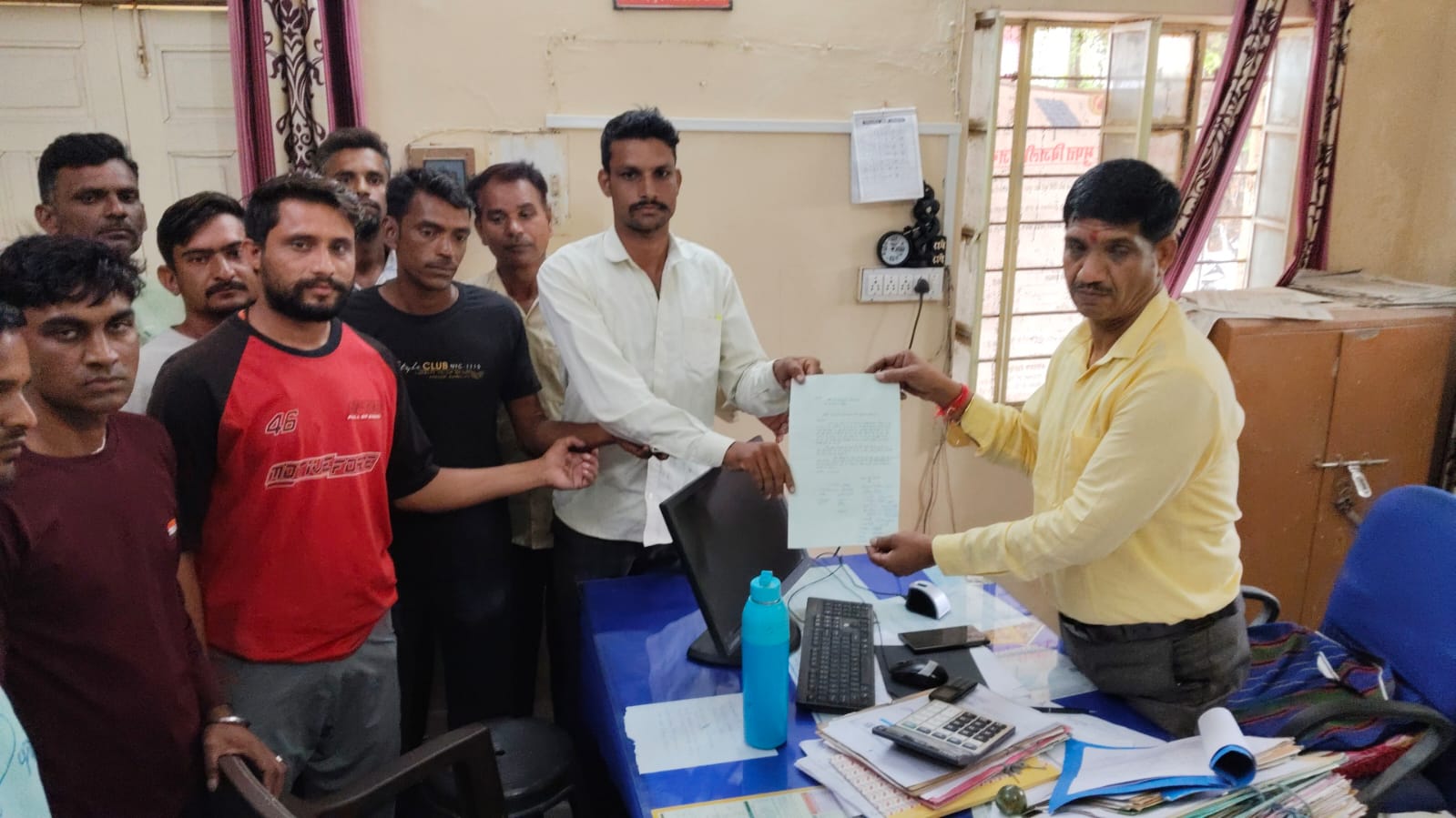   चित्तौड़गढ़/बेगूं - वेतन बढ़ोत्तरी की मांग को लेकर ठेका कर्मियों ने सौंपा ज्ञापन