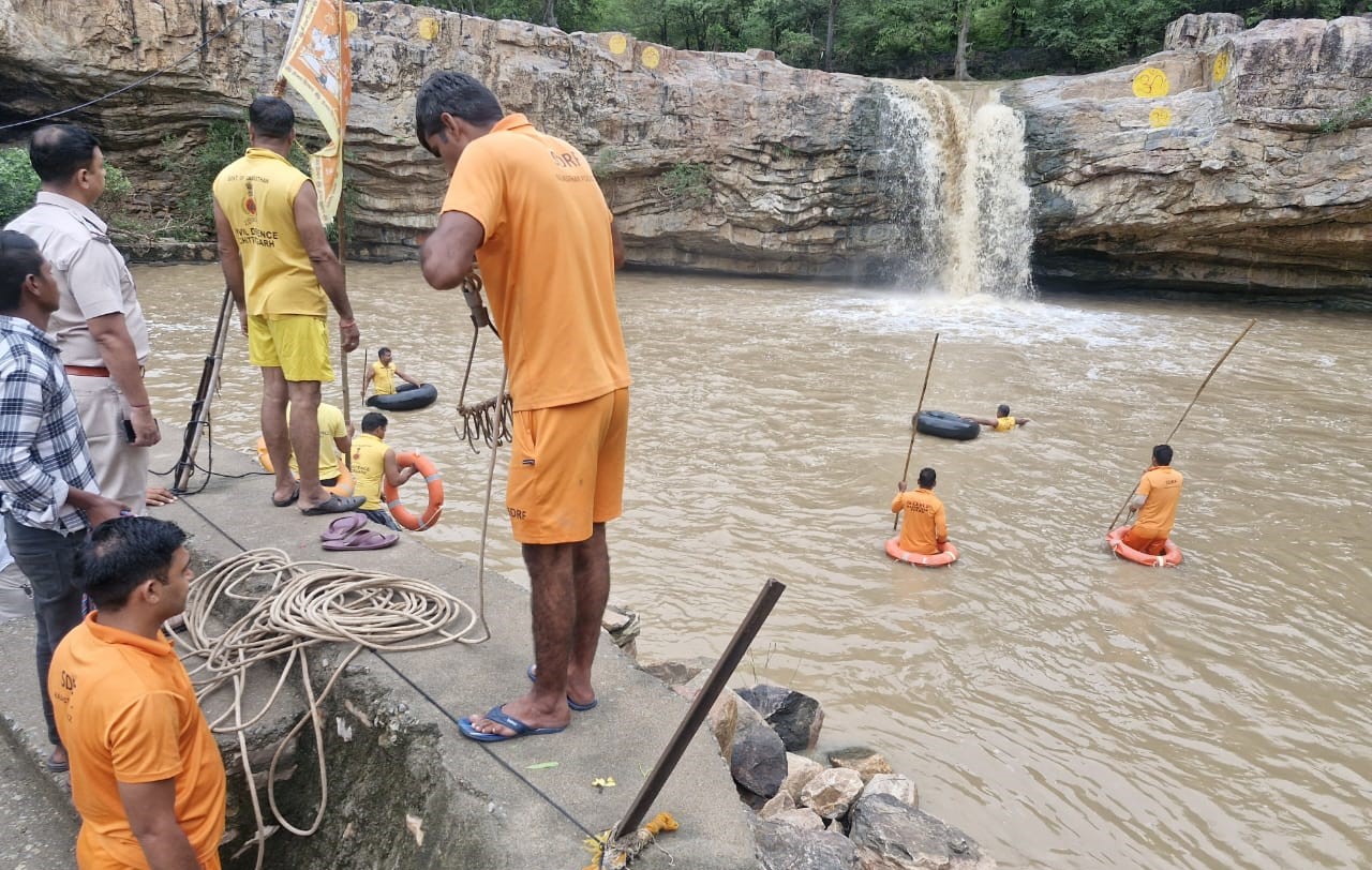 चित्तौड़गढ़ - दो और युवकों के निकाले शव, झरने में डूबने वालों की संख्या हुई तीन