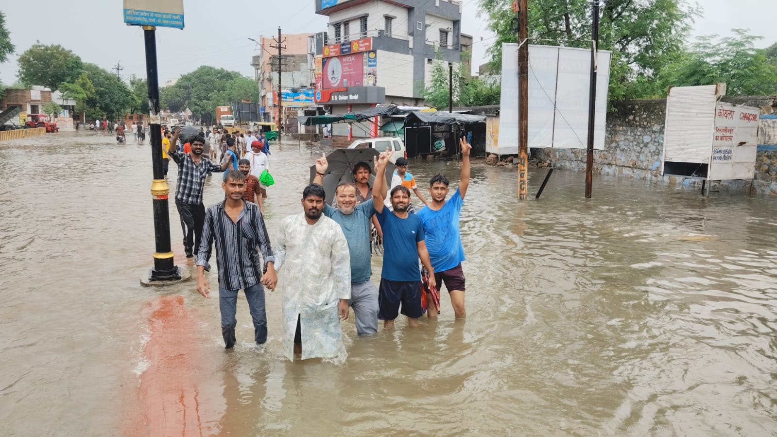 पाली/शहर में कई कॉलोनियों में जल भराव,कलेक्टर,एसपी ट्रैक्टर पर बैठकर निकले