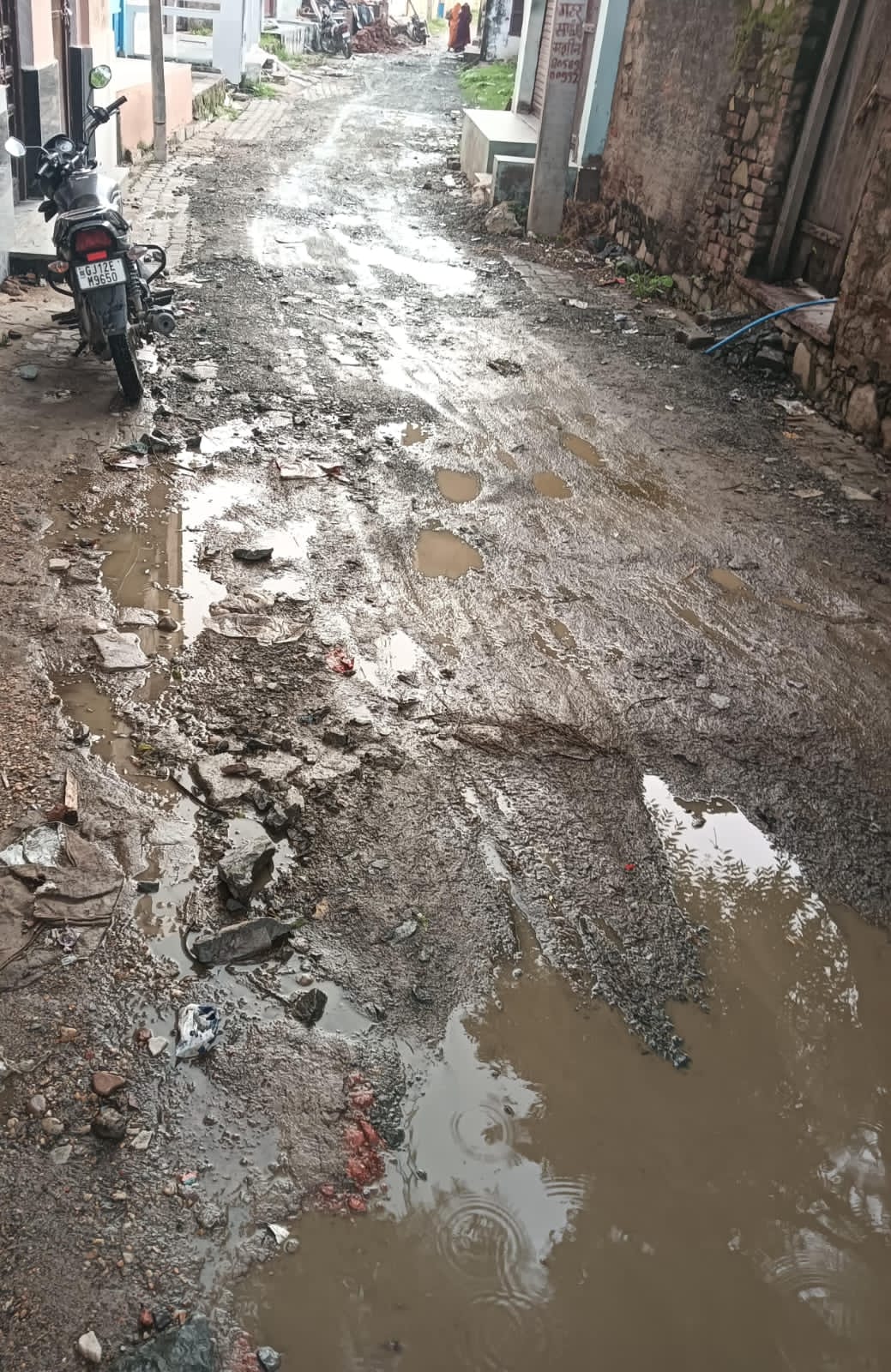  चित्तौड़गढ़ / गंगरार   - मार्ग खराब होने से स्कूल जाना हुआ मुश्किल