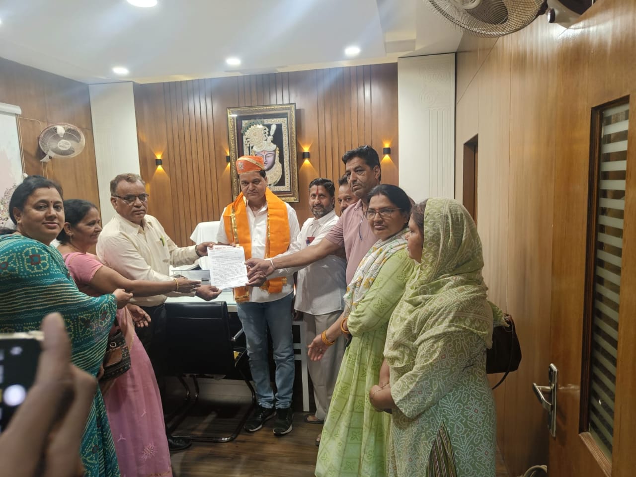  चित्तौड़गढ़ -  प्रबोधक संघ ने जिला प्रमुख को सौंपा पदोन्नति की मांग को लेकर ज्ञापन