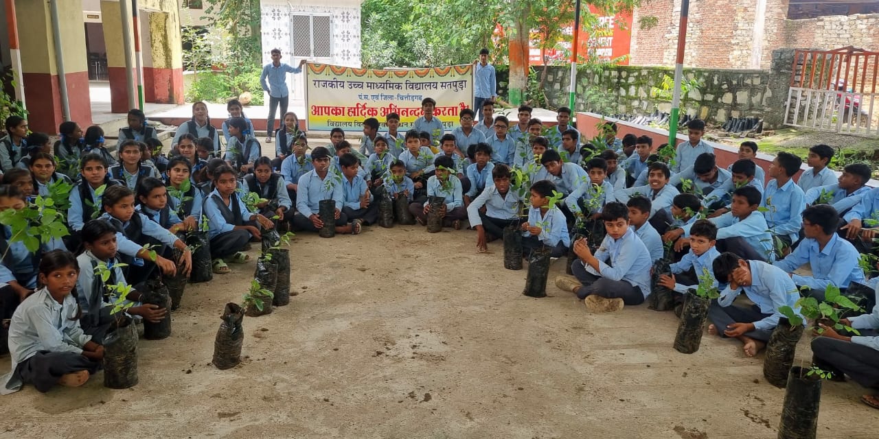  चित्तौड़गढ़ -  एक पेड़ मां के नाम अभियान के तहत सतपुड़ा में विद्यालय में 800 पौधे बांटे