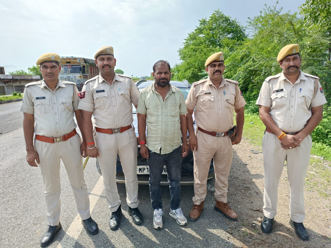  चित्तौड़गढ़  / निंबाहेड़ा  -  कार से एक पिस्टल व तीन जिन्दा कारतुस जब्त, एक आरोपी गिरफ्तार