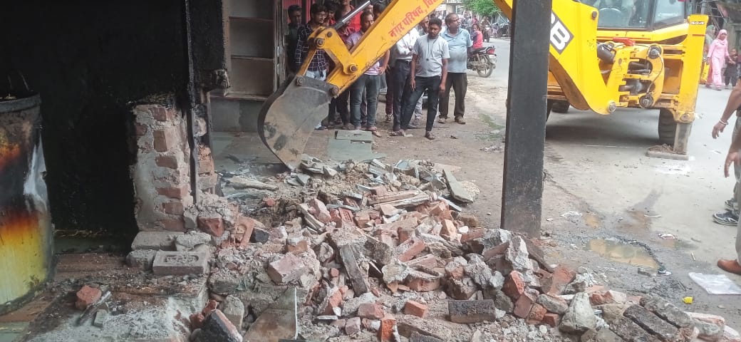 चित्तौड़गढ़ - अतिक्रमण पर चला नगर परिषद का बुलडोजर, प्रशासन ने दिखाई सख्ती, उलझे लोग