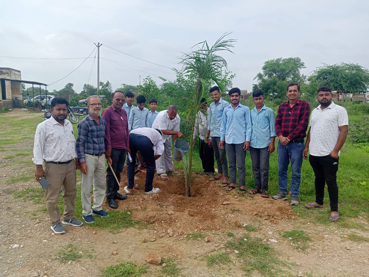  चित्तौड़गढ़  / कपासन  - दामाखेड़ा विद्यालय में सरपंच जाट ने किया पौधारोपण 