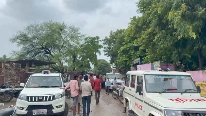 चित्तौड़गढ़  / बेगूं  -  अश्लील हरकत करने पर शिक्षक निलंबित, दो अन्य पर भी गिरी गाज