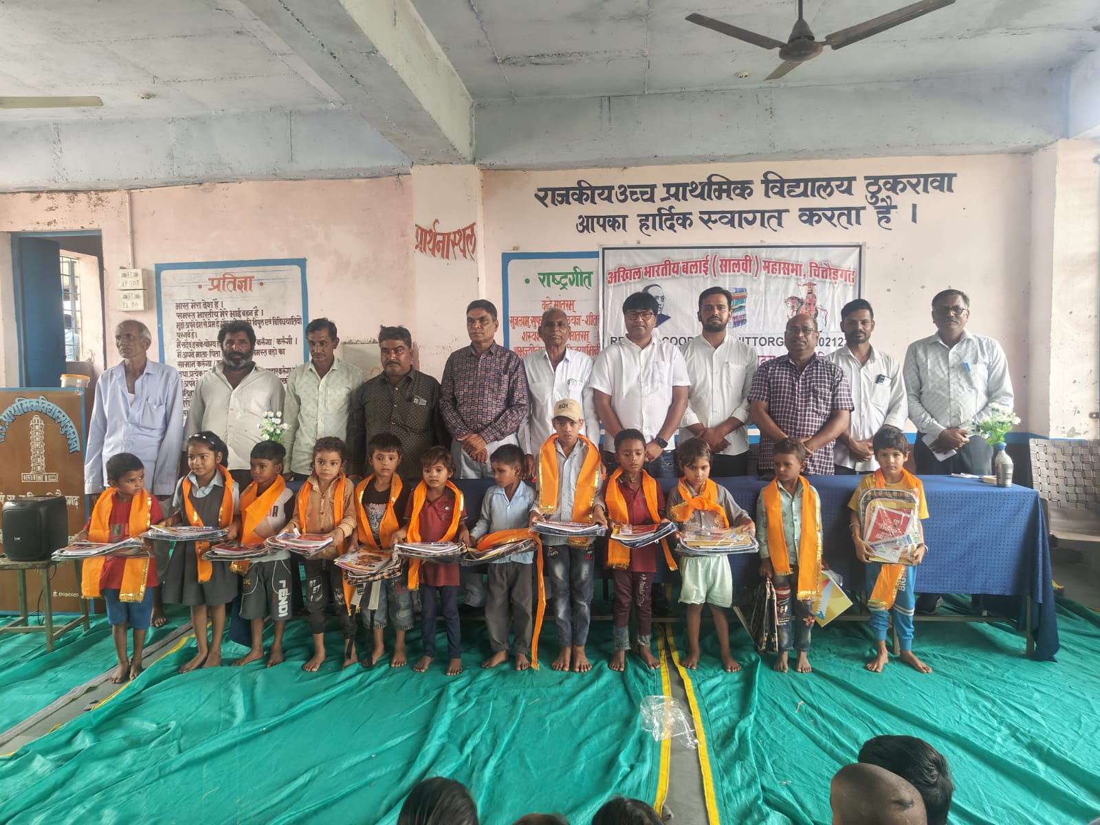 चित्तौड़गढ़  -  सालवी महासभा ने ठुकरावा व घाघसा स्कूल में दी शिक्षण सामग्री