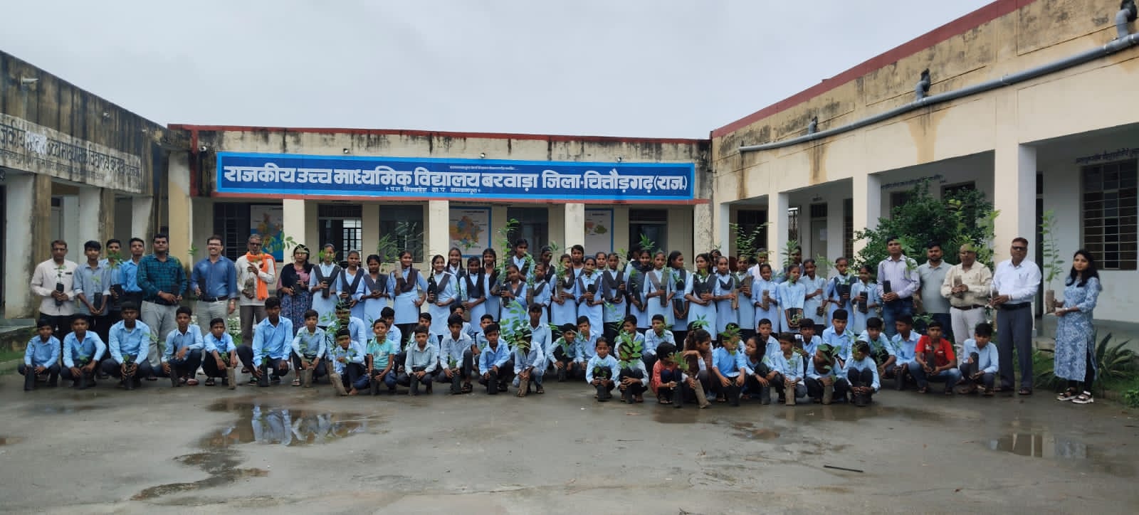 चित्तौड़गढ़  /  निम्बाहेडा़  -  बरवाड़ा के उमावि में लगाए 200 पौधे