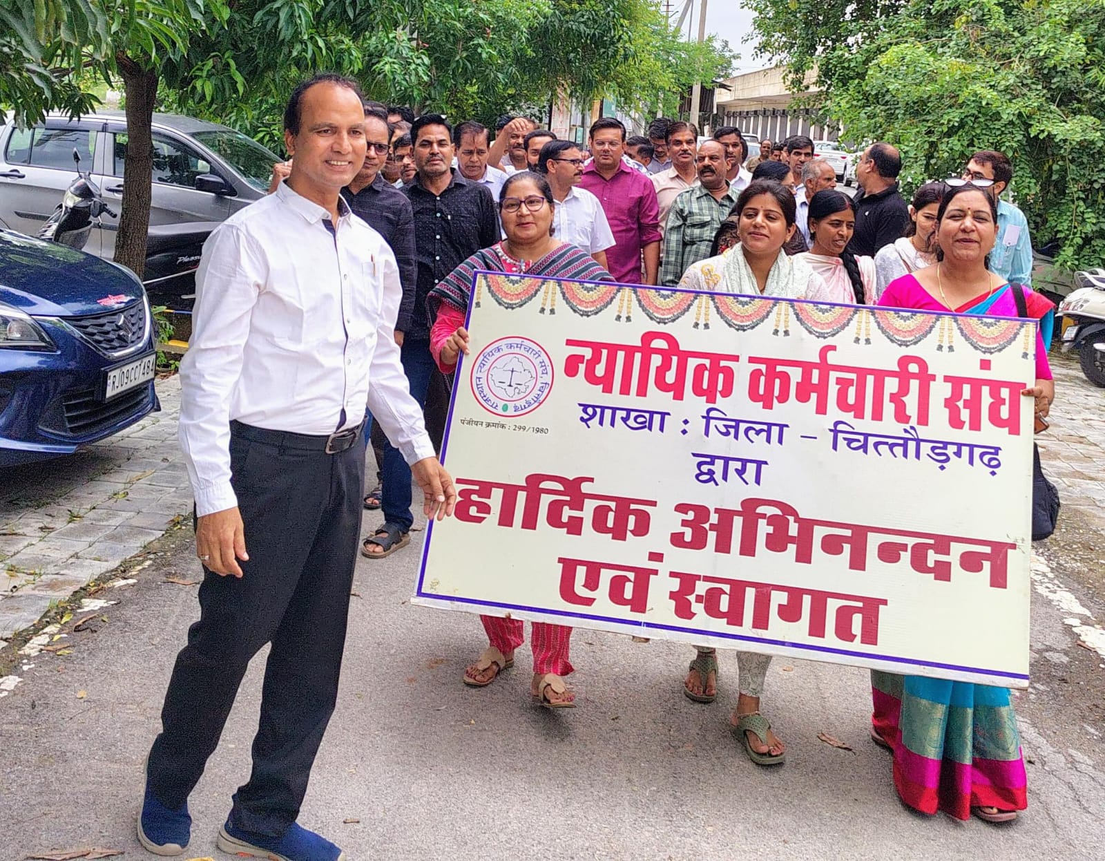 चित्तौड़गढ़ -  चित्तौड़गढ़ जिले के सभी न्यायिक कर्मचारी अनिश्चितकालीन सामूहिक अवकाश पर