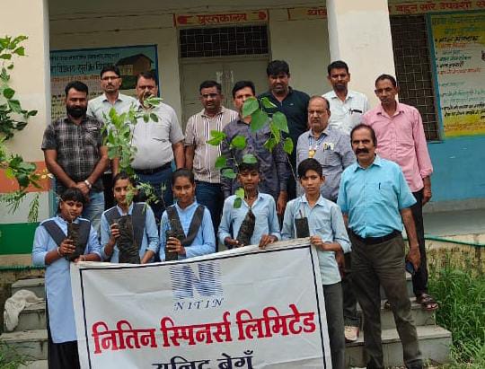 चित्तौड़गढ़ / बेंगू  -  हरियालो राजस्थान के तहत विद्यालय में किए पौधे वितरित