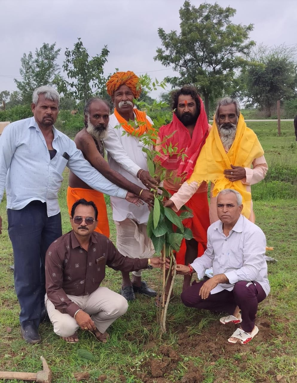 चित्तौड़गढ़ / निंबाहेड़ा -  विधायक कृपलानी के जन्मोत्सव में साधु संतों और ग्रामीणों ने किया पौधारोपण
