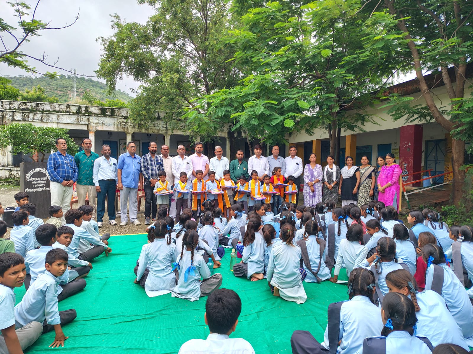 चित्तौड़गढ़ - नव प्रवेशित छात्रों का सालवी समाज ने किया स्वागत, वितरित किए स्कूल बैग व शिक्षण सामग्री