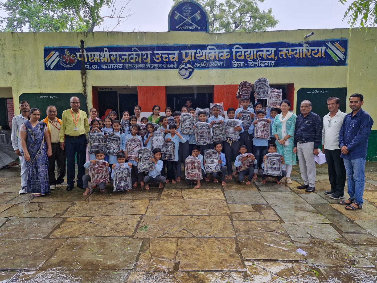  चित्तौड़गढ़ / कपासन -  तस्वारिया विद्यालय में बैंक ऑफ़ बड़ौदा द्वारा स्कूली बैग का वितरण 