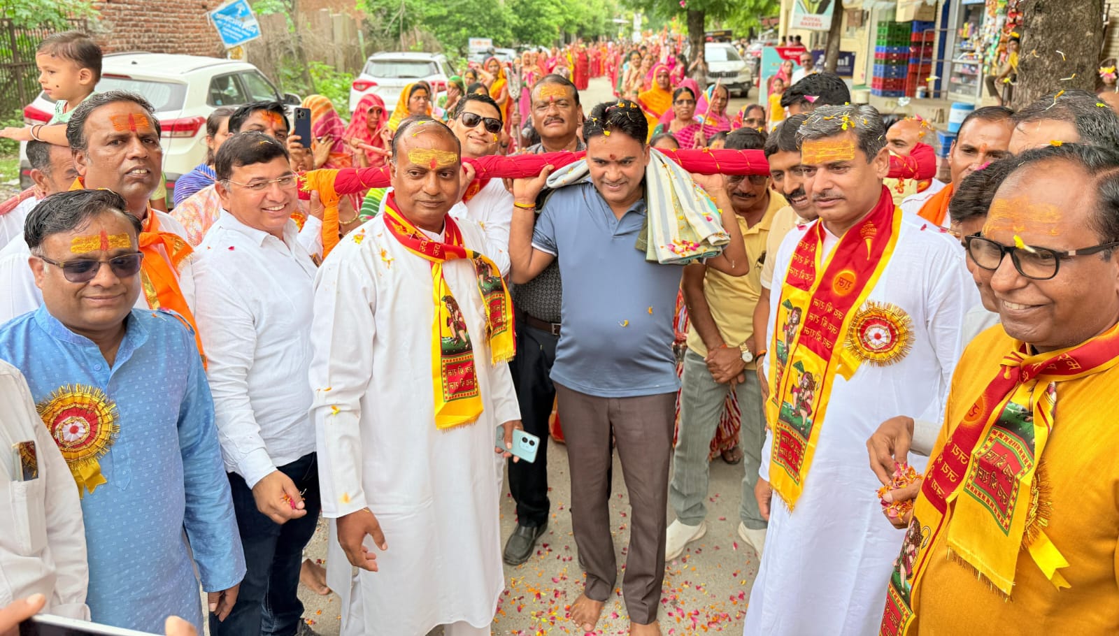  चित्तौड़गढ़ - कावड़ यात्रा का पुष्प वर्षा कर किया स्वागत