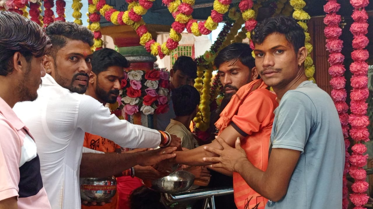 चित्तौड़गढ़ /  चिकारड़ा  - चिकारड़ा से धनेश्वर महादेव तक निकाली कावड़ यात्रा 