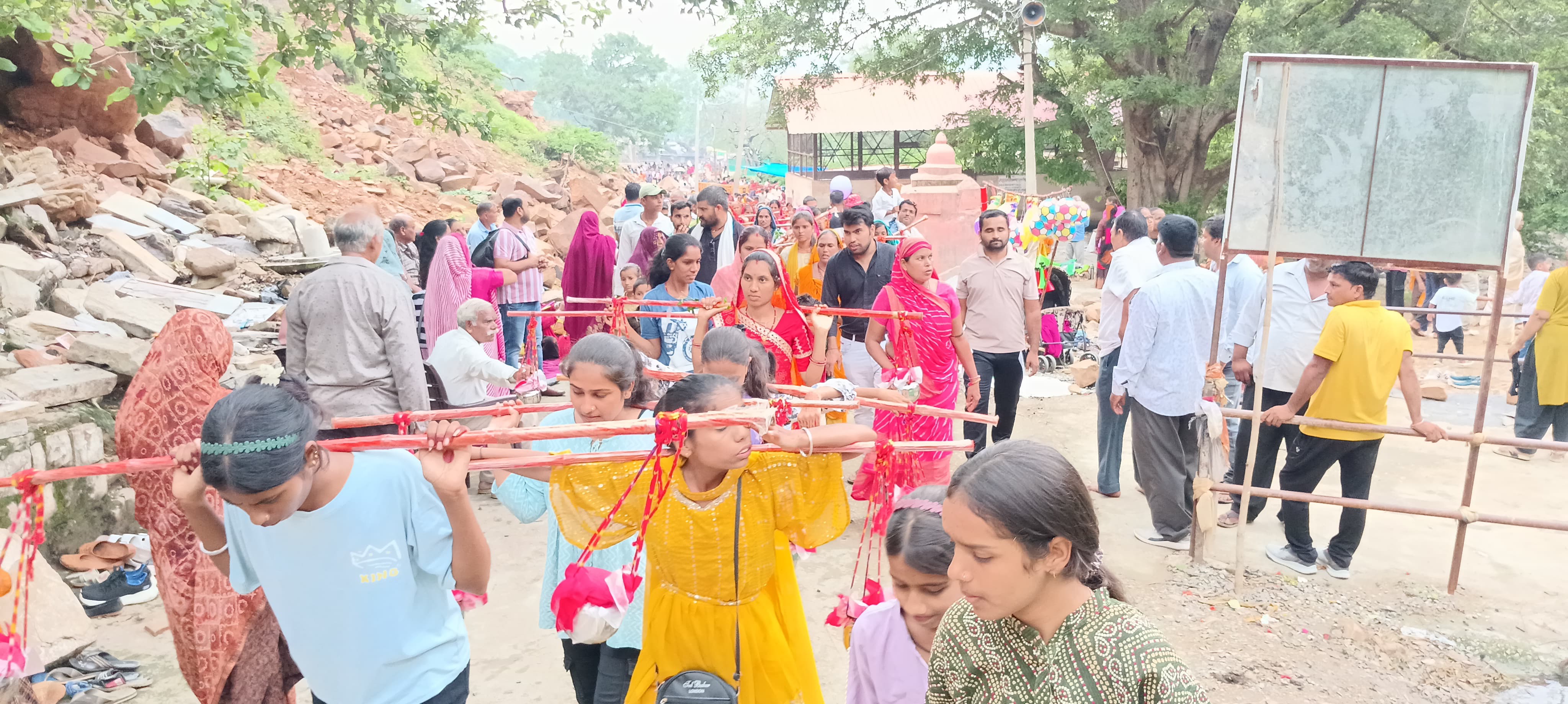 चित्तौड़गढ़ / कनेरा -  सुखानंद में श्रद्धालुओं की चहल-पहल बढ़ी,जावद से 250 कांवडियो ने किया जलाभिषेक