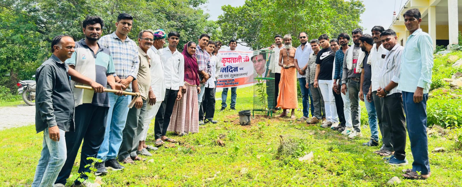 चित्तौड़गढ़ - कृपलानी के जन्मदिन पर घोसुंडा मंडल ने अभिषेक कर किया पौधारोपण 