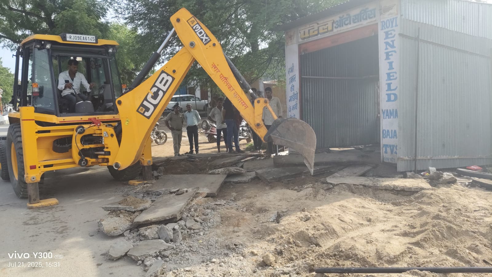 चित्तौड़गढ़ / कपासन   - पालिका भूमि पर लगी दो अवैध केबिनों को हटाया