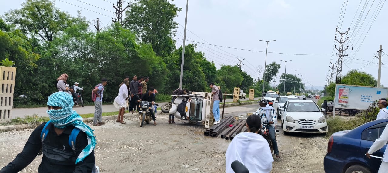 चित्तौड़गढ़ - क्षतिग्रस्त सड़क के चलते ऑटो पलटा, टल गया बड़ा हादसा