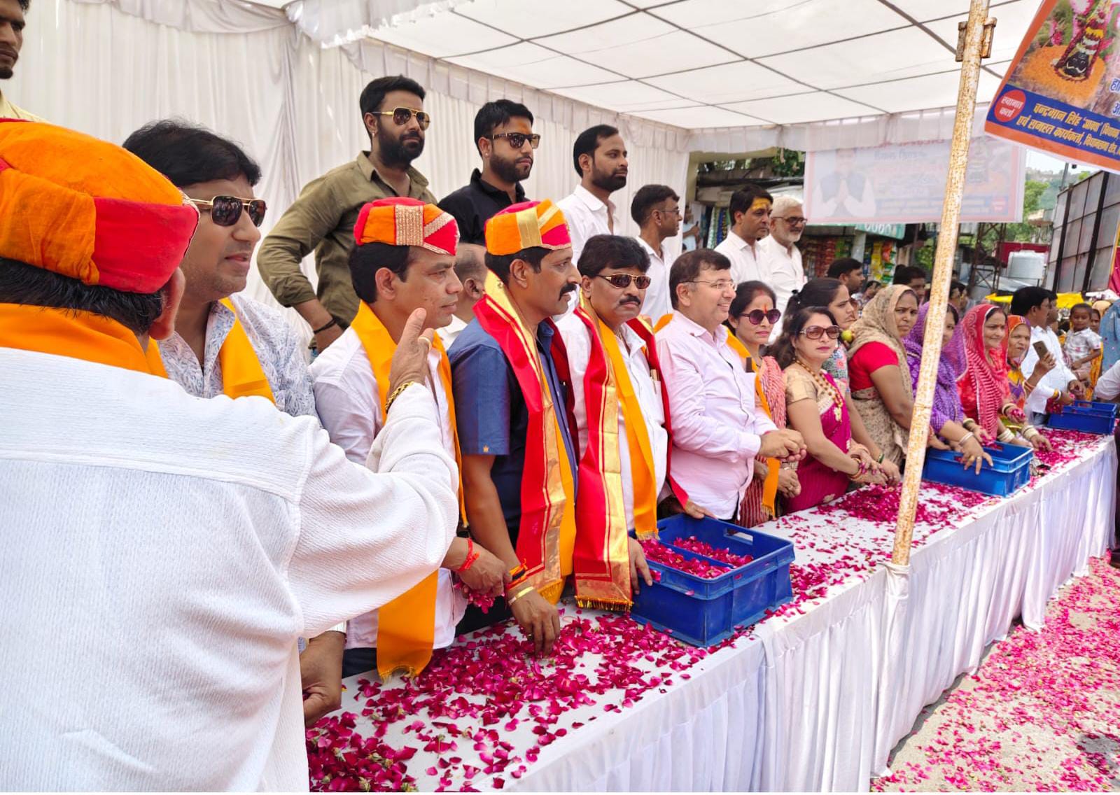 चित्तौड़गढ़ -  खरड़ेश्वर महादेव की शाही सवारी का पुष्प वर्षा कर किया स्वागत
