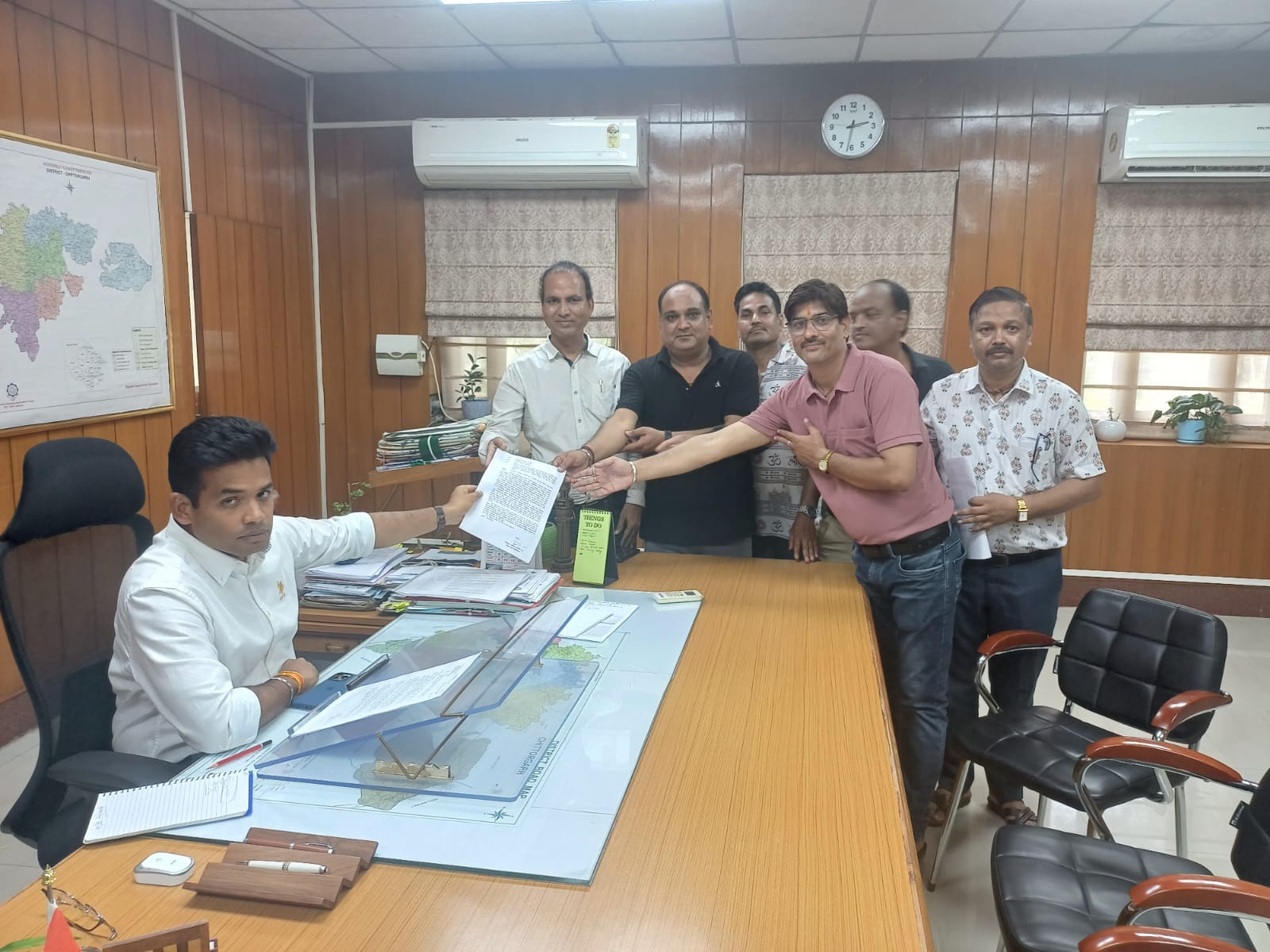 चित्तौड़गढ़ - न्यायिक कर्मचारियों का अनिश्चितकालीन सामुहिक अवकाश जारी, वाहन रैली निकाल जिला कलक्टर को सौंपा ज्ञापन