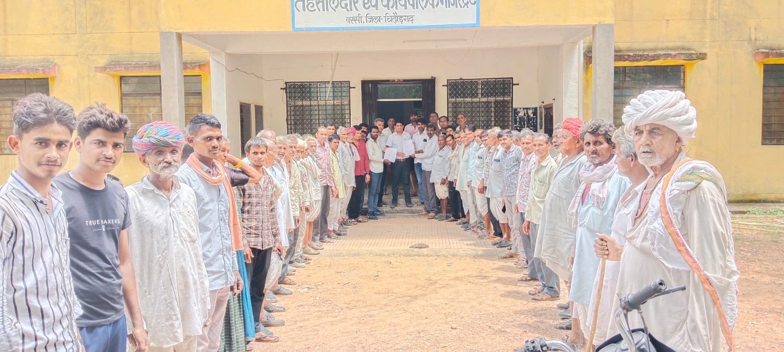 चित्तौड़गढ़  / बस्सी   - फसल खराबे का मुआवजा दिलाने की मांग, दिया ज्ञापन