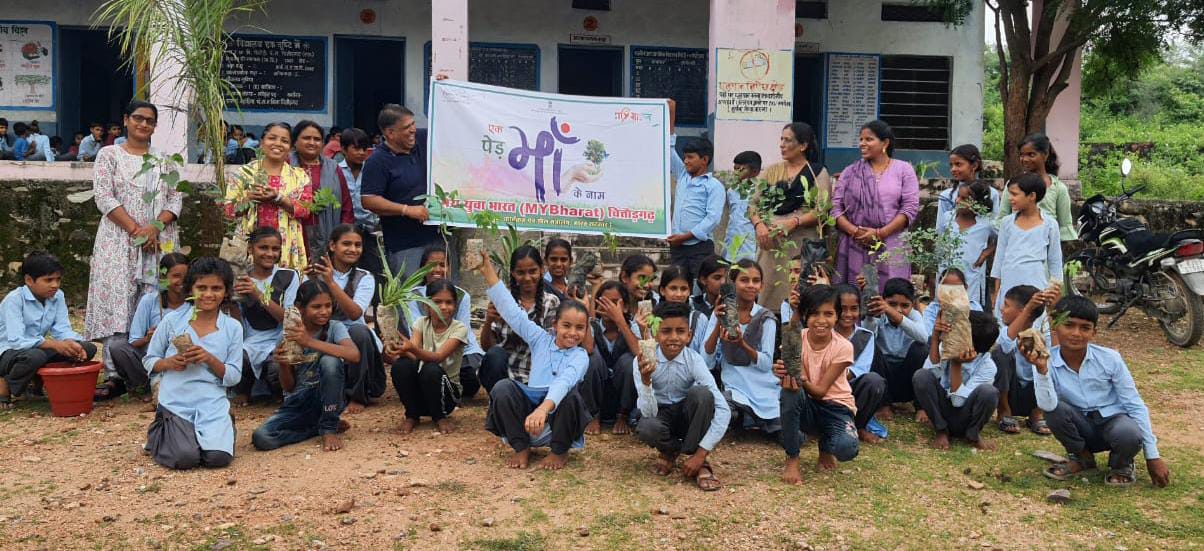  चित्तौड़गढ़ - सिरोड़ी विद्यालय में लगाए पौधे