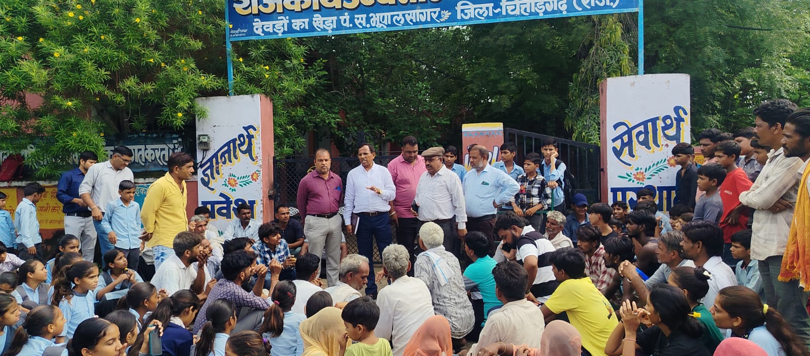 चित्तौड़गढ़ / भुपालसागर -  शिक्षकों की कमी से नाराज ग्रामीणों ने स्कूल पर जड़ा ताला, अधिकारियों ने मौके पर पहुंचकर दिलाया आश्वासन