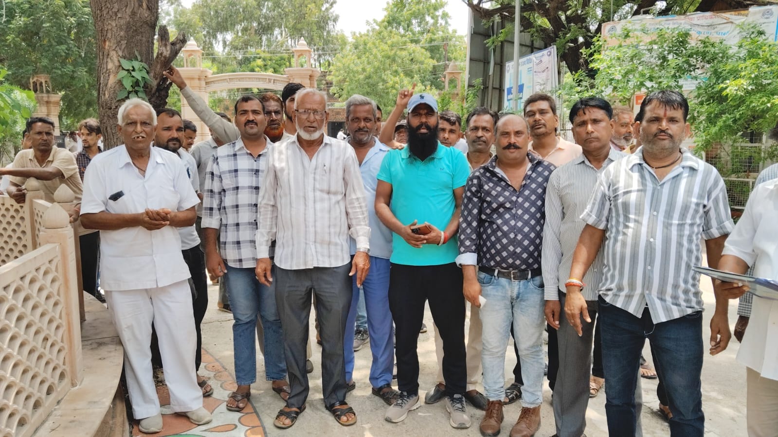 पाली / टैक्सी यूनियन ने कलेक्टर को सौंपा ज्ञापन,जाने क्या रही वजह