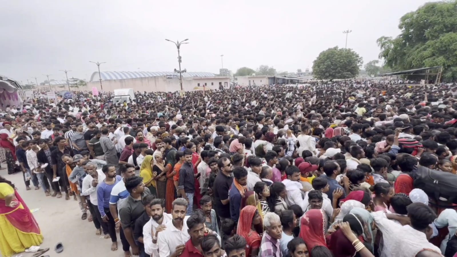  चित्तौड़गढ़ - हरियाली के बीच उमड़ी जनता, दुर्ग पर पैदल पहुंचे पर्यटक, सांवलियाजी में उमड़ा सैलाब