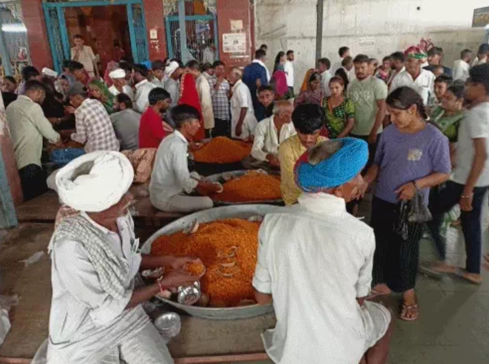 चित्तौड़गढ़ / कपासन - श्री शनिदेव को 14 क्विंटल बूंदी का लगाया भोग, हरियाली अमावस्या पर मंदिर में दर्शनार्थियों की भीड़