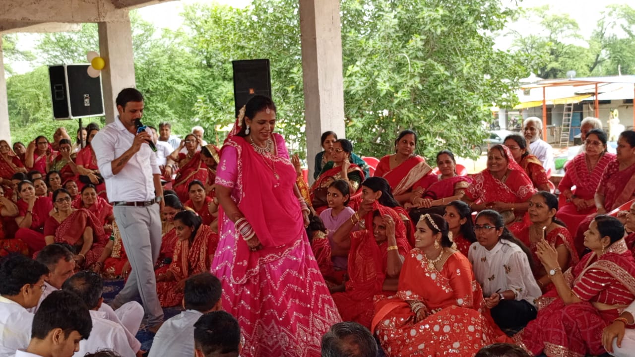  चित्तौड़गढ़ / चिकाराड़ा -  गीता मां ने चिकारड़ा स्थित महावीर गोपाल गौशाला में 200 अनुयायियों के साथ मनाया जन्मदिन