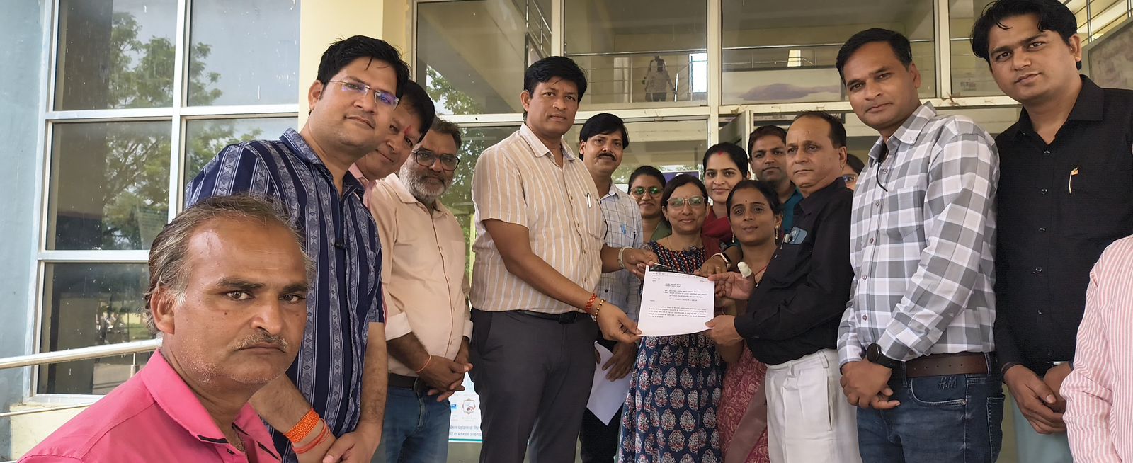 प्रतापगढ़ - आयुर्वेद अस्पतालों को एएचडब्ल्यूसी में बदलने पर सामने आईं समस्याएं, आयुर्वेद चिकित्सकों ने सौंपा ज्ञापन